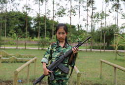 參加假日軍事營親身體驗軍人風(fēng)采