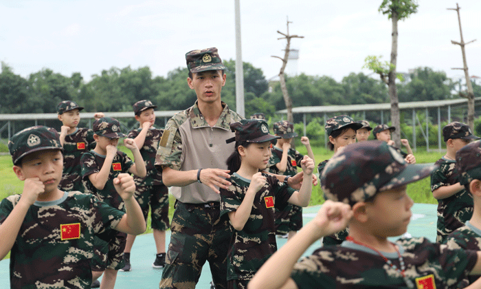 吉林軍事夏令營(yíng)呵護(hù)孩子的成長(zhǎng)！.gif