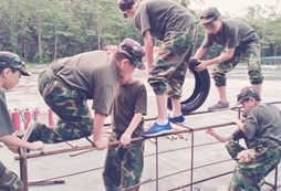 參加濟(jì)南軍事夏令營在綠色軍營中蛻變成長
