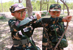 參加景德鎮(zhèn)軍事夏令營(yíng)嚴(yán)格規(guī)范孩子行為習(xí)慣