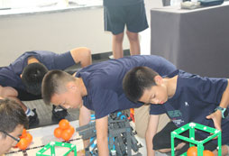 青少年參加機(jī)器人夏令營促進(jìn)孩子成長