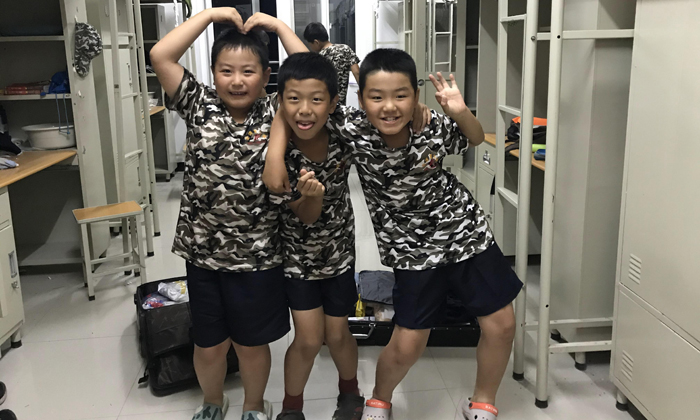 宿舍搞怪合影