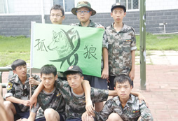 參加軍事將帥夏令營(yíng)爭(zhēng)做少年特種兵