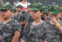 軍事夏令營(yíng)讓孩子更加堅(jiān)強(qiáng)