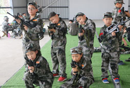讓青少年參加軍事將帥夏令營怎么樣?