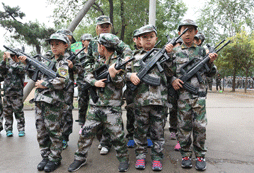 參加軍事將帥夏令營(yíng)讓孩子煥然一新