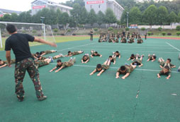 軍事將帥夏令營培養(yǎng)青少年獨立生存能力