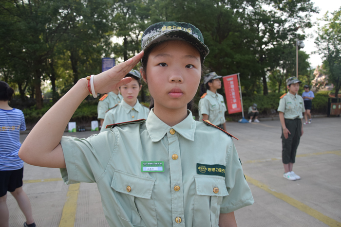 女孩子軍事夏令營(yíng)