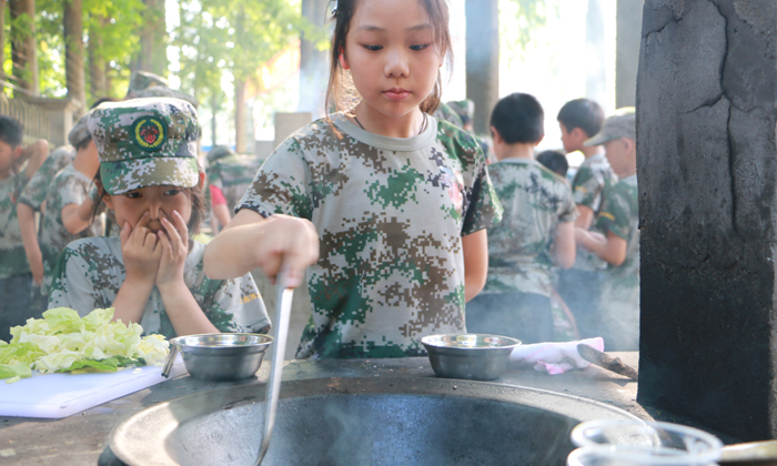 女孩子軍事夏令營(yíng)