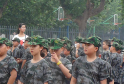 想要給孩子一個(gè)難忘的成長體驗(yàn)？軍事夏令營報(bào)名哪家好，答案在這里！