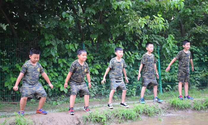 廣西武宣小小特種兵夏令營(yíng)