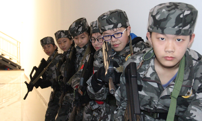 孩子去軍事夏令營(yíng)