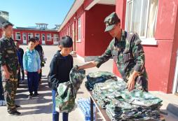 軍世紀(jì)夏令營會(huì)給孩子發(fā)放什么衣物呢？