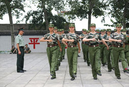 軍訓(xùn)夏令營給孩子一個難忘的假期！