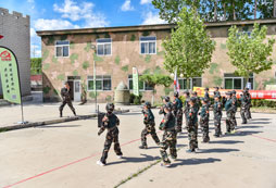 嬌生慣養(yǎng)的孩子參加軍訓(xùn)夏令營(yíng)合適嗎？