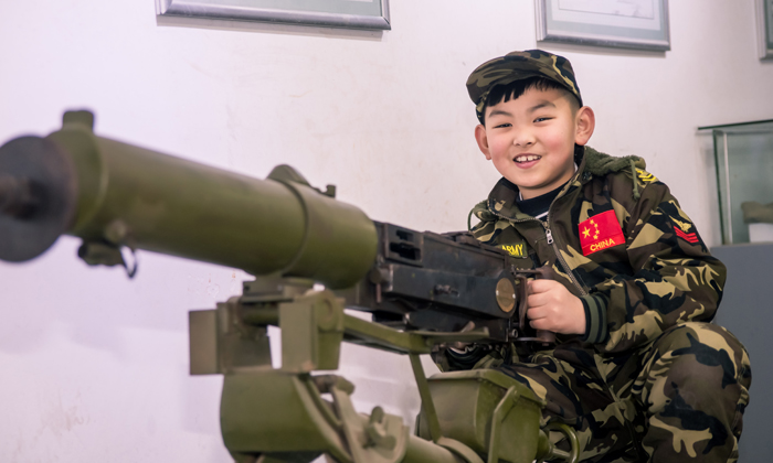 前方有敵人，趕緊進行掃射