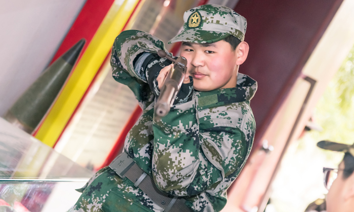 不許動，舉起手來