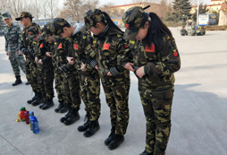 暑期軍事訓(xùn)練營提升孩子與人交往的能力