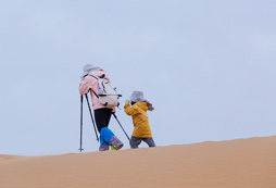 與家長在沙漠徒步旅行