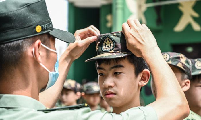 教官給學員整理軍帽