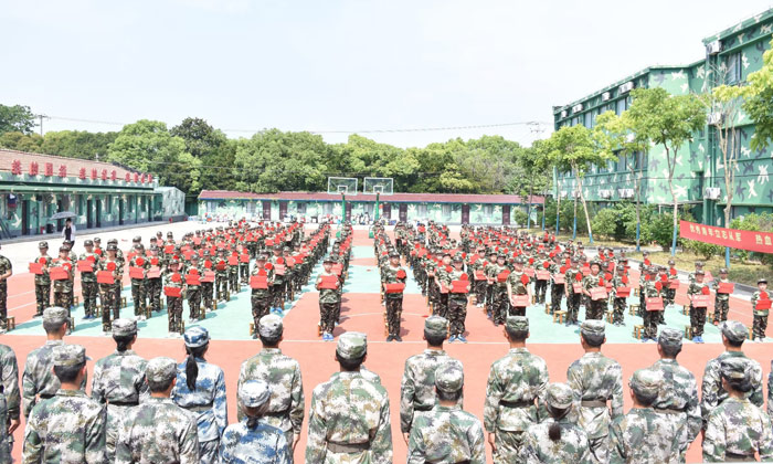學員頒證書合照