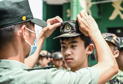 教官給學(xué)員整理軍帽