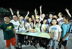 學(xué)員過生日合照