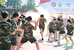 進(jìn)行趣味活動的學(xué)員們