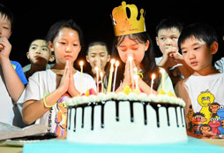 慶祝生日的學(xué)員們