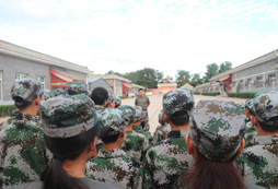 與小伙伴一起站軍姿