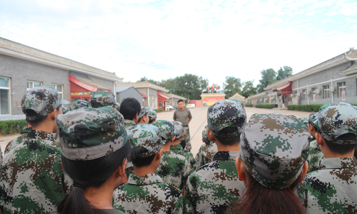 與小伙伴一起站軍姿