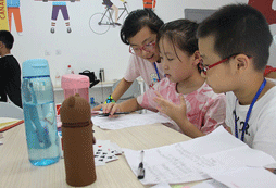 課間同學(xué)相互探討問題