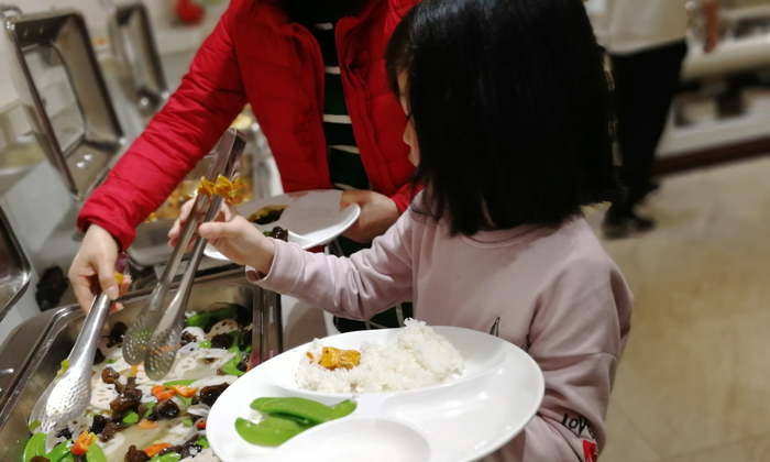 為孩子夾菜