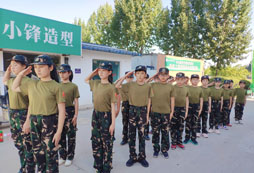 站軍姿，敬禮