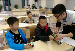 教孩子玩魔方