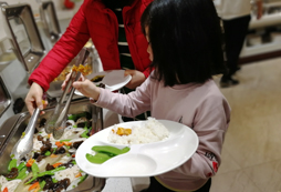 為孩子夾菜