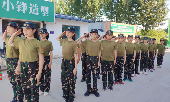 站軍姿，敬禮