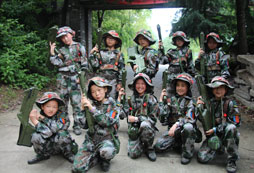 康定軍事拓展夏令營培養(yǎng)孩子正確軍事精神！
