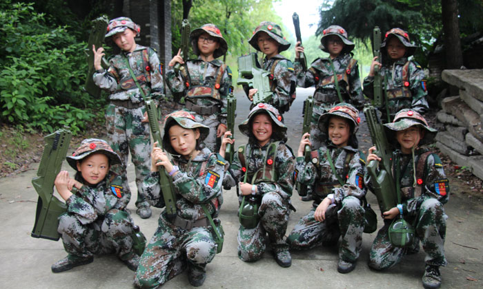 康定軍事拓展夏令營培養(yǎng)孩子正確軍事精神！.jpg