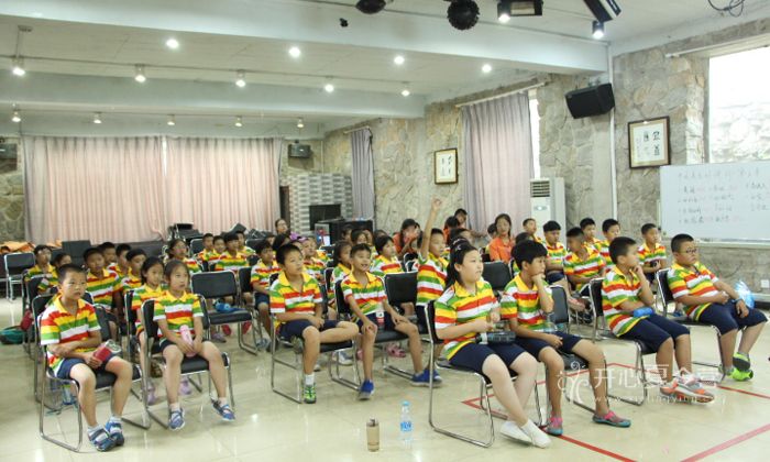 康定軍事訓(xùn)練營提升孩子與人交往的能力