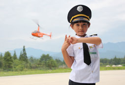 空中夏令營小學(xué)生活動讓你體驗(yàn)一次精彩的飛行