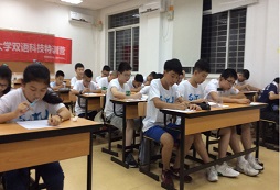 暑期英語(yǔ)口語(yǔ)夏令營(yíng)的費(fèi)用是多少？