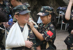 昆明少兒軍事夏令營鍛煉孩子的斗志！