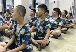 昆明快樂少年軍事夏令營塑造孩子剛強(qiáng)的意志！