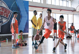 中學(xué)生籃球夏令營豐富青少年的假期生活
