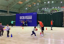 參加籃球夏令營提高青少年的身體素質