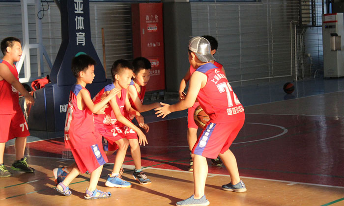 國內(nèi)有哪些青少年籃球夏令營