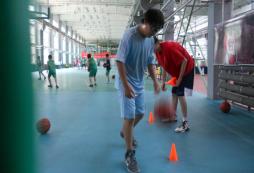 假期青少年參加籃球夏令營有什么優(yōu)勢？