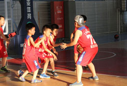中小學(xué)生籃球夏令營帶你感受激情夏日