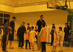 北京籃球訓(xùn)練營幫你提高籃球技能